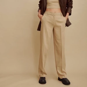 Amalie Star x NA-KD kostymbyxor  - Beiga kostymbyxor från Amalie Stars kollektion med NA-KD. Storlek S. Aldrig använda, lappen sitter kvar!