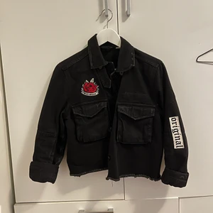 svart jeansjacka - nyskick! passar 34-36 sitter fint på mig som vanligtvis har strl 34 