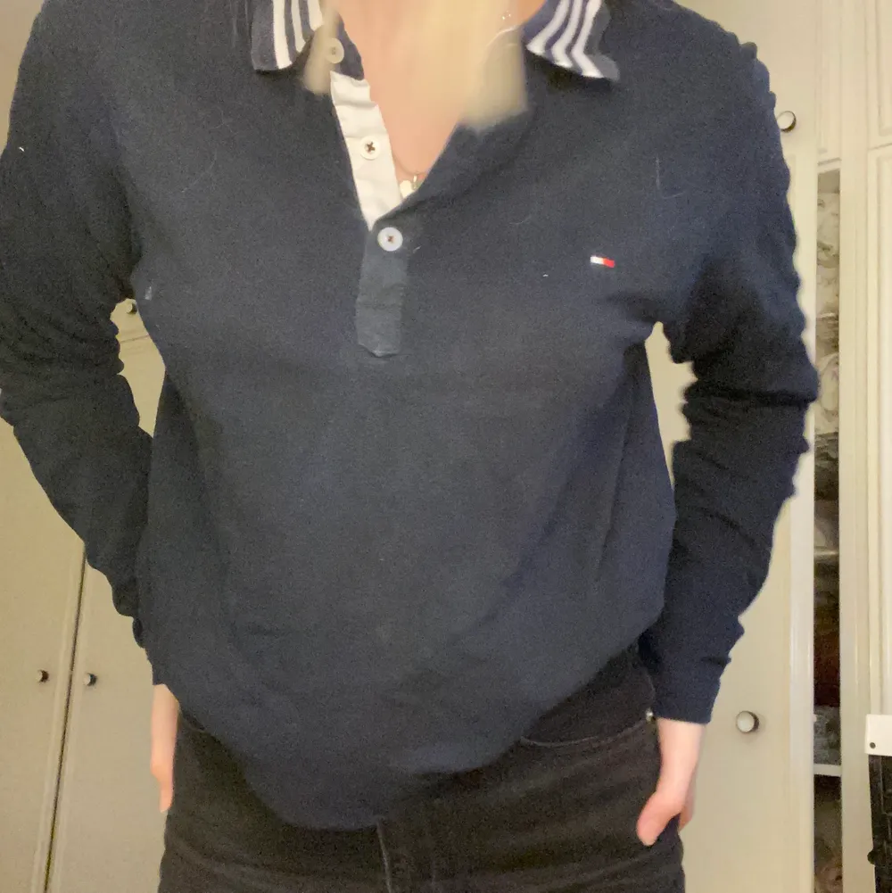 Marinblå tröja från Tommy Hilfiger köpt på second hand men aldrig använd ✨✨. Tröjor & Koftor.