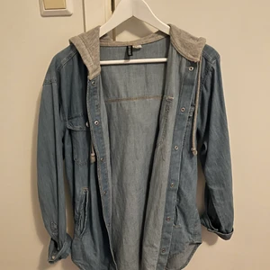 jeansjacka med luva - en snygg blå jeansjacka med grå ”hoodieliknande” luva skit cool. oversize så passar xs-m