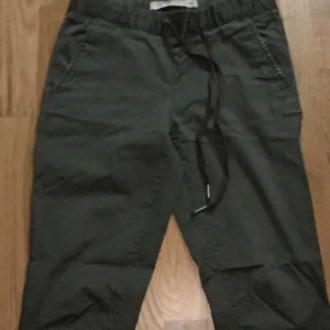 The Cuffed Chino - jättefint par gröna The Cuffed Chino byxor, super sköna och mysiga