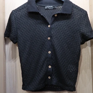 Blus  - Virkad blus från Bershka. Bekvämt tyg. Sälj pga för liten. Använd 1 gång 