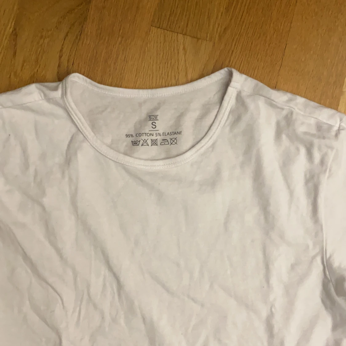 en vit t-shitt, storlek S - 90
