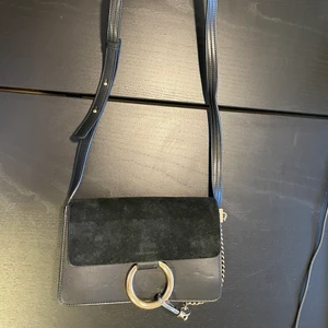 Axelremsväska  - Axelremsväska från Chloe (kopia) i äkta läder och mocka. Använd men inga skador eller fläckar. 