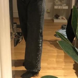 ”Emo” jeans till salu!🖤⚡️ - Jeans med detaljer på sidan av benet i grå färg. Det syns inte så bra på bilden men dem är i strl L💫 köpare står för frakt. 📦 
