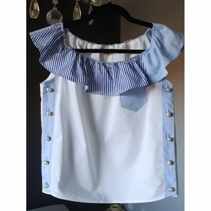 Oanvänd topp från BAUM UND PFERDGARTEN  - Så fin topp från Baum und Pferdgarten i storlek 36. Oanvänd!