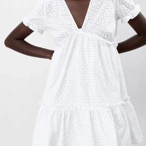 En vit jättefin klänning från zara i storlek S