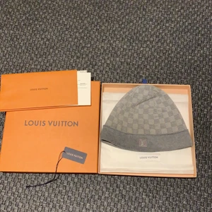 Äkta louis vuitton mössa - Äkta louis vuitton mössa köpt förra året för 2700kr.