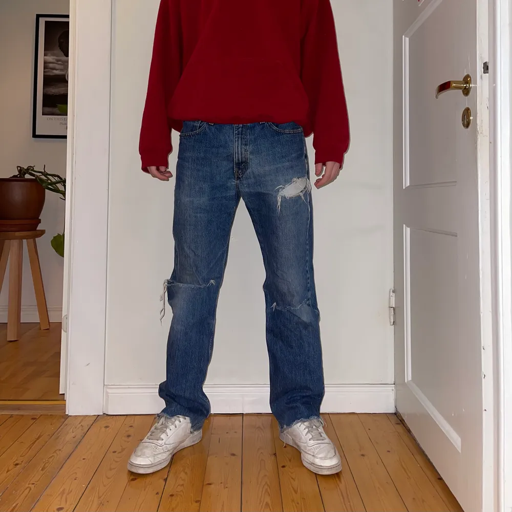 Mörkblå jeans levis. Modellen är 182 cm. Använda några gånger. Buda i kommentarerna!. Jeans & Byxor.