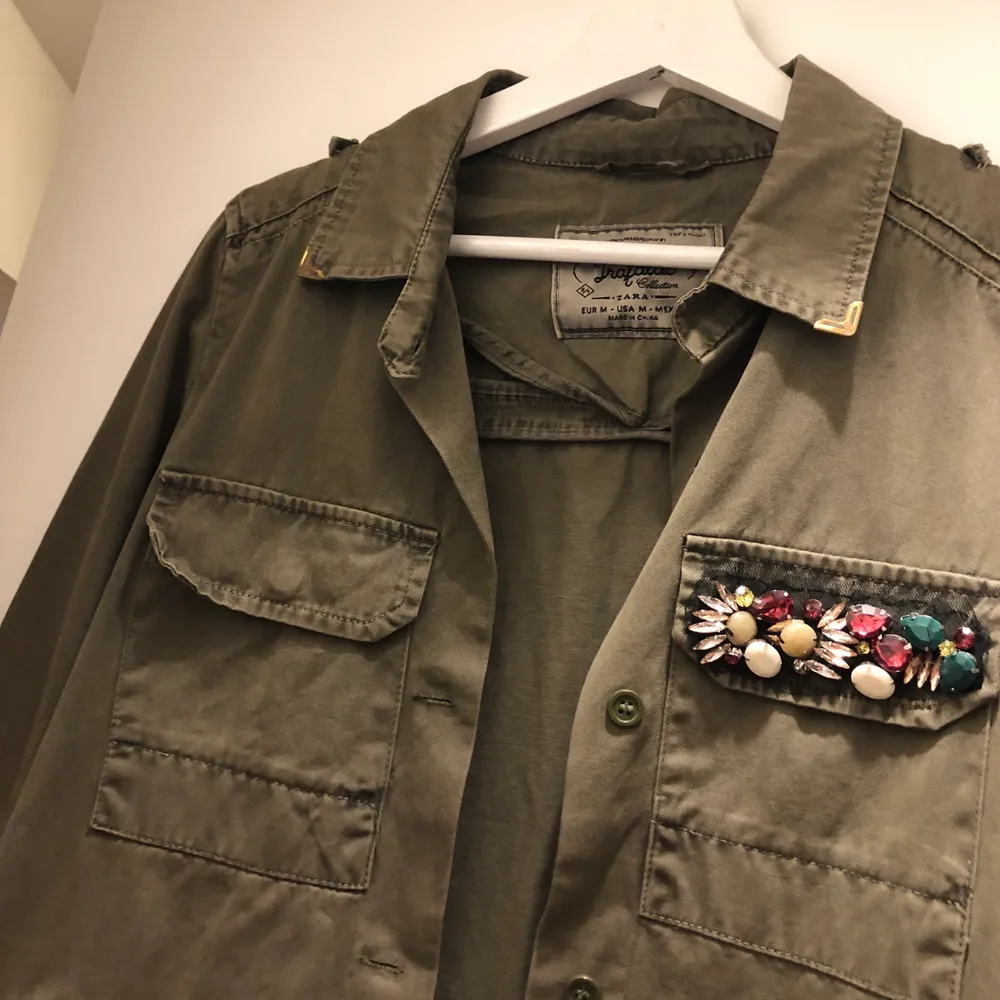 Militärgrön jacka med detaljer på fickan och kragen. Använd enstaka gång, som ny.. Jackor.