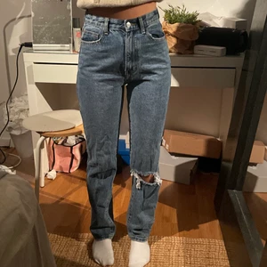 Jeans  - Säljer dessa jättefina jeansen i super skick knap använda. För fler frågor eller bilder kontakta 👌🏻❤️❤️