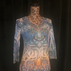 Mermaid inspired longsleeve style&co - Typ en mermaid inspirerad longsleeve med alla diamanter på bröstet kvar. Den är ganska lång då den går till ungefär mitt av min rumpa (är 1,64) köparen står alltid för frakt, köp direkt för 250kr+frakt