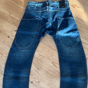 Jeans märke ”Humör” - OANVÄNDA Unisex jeans i från Surfers Paradise. Baggy fit med knappgylf och mustascher på ben knän o benslut. Köparen står för frakten + pris. Hör av Dig vid intresse. 😊