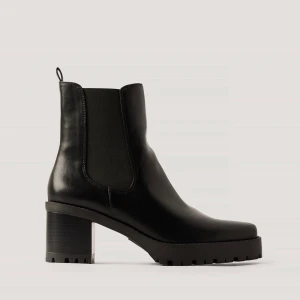 NA-KD boots slutsålda strl 37 - Nya endast testade skor från naked strl 37. Klackhöjden är ca7,5 cm. Nypris 599kr säljes för 460 med spårbar frakt 