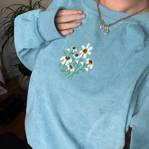 Blå tröja - Blå långärmad köpt för 200 kr från någon random Instagram-butik. Aldrig använd i princip. Lite manchester-liknande typ. Jättegullig. Storlek L så ganska Oversized