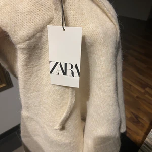 Stickad tröja  - Stickad huvtröja från Zara i strl XS/S. Helt ny med prislapp. 299 kr + frakt 