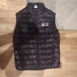 armani,EA7 - Hej.säljer nu min EA7 väst då den blivit lite för liten och tänk göra mig av med den! Stl L passar mera som M