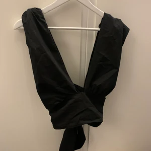 Topp - Jätte fin topp, banden korsar i ryggen när man knyter 