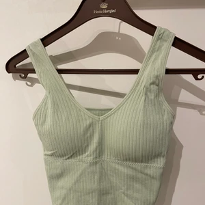 Crop topp - Oanvänd topp med inbyggd bh💚