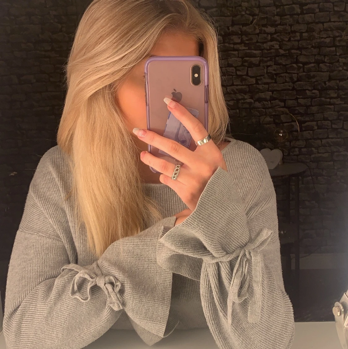 grå stickad tröja med rosettknyte