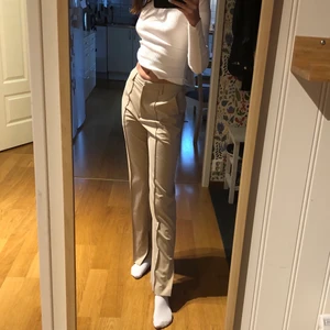 Kostymbyxor  - Beiga kostymbyxor från NA-KD med slits vid benet, använda en gång så i perfekt skick💓💓