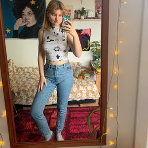 Högmidjade jeans från Monki - Monki-jeans i fint skick. Jag har normalt storlek 38 och är 170 cm lång och dessa är något små på mig. Pris kan diskuteras! 