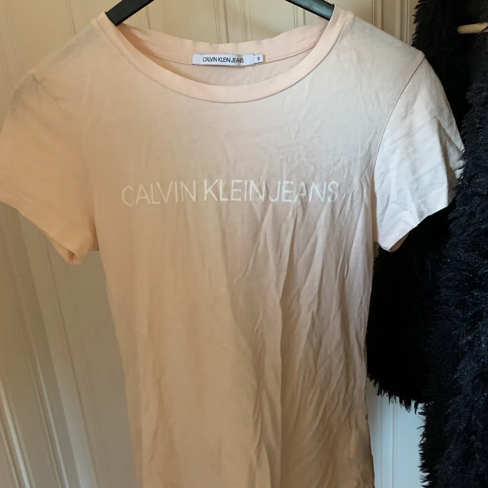 Ljusrosa Calvin Klein t-shirt! Använd fåtal gånger, storlek S! Säljer för 166kr och då är de inklusive frakten!💖📦🚚. T-shirts.