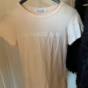 Ljusrosa Calvin Klein t-shirt! Använd fåtal gånger, storlek S! Säljer för 166kr och då är de inklusive frakten!💖📦🚚