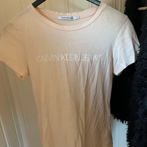 Rosa Calvin Klein T-shirt 💖 - Ljusrosa Calvin Klein t-shirt! Använd fåtal gånger, storlek S! Säljer för 166kr och då är de inklusive frakten!💖📦🚚