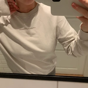 Tröja med tryck från NAKD - Säljer nu en av mina favorittröjor från NAKD 😕 sååå bekväm och snygg. I en diskret färg som går med vilken outfit som helst. Men har för många liknande tröjor hemma så denna måste åka tyvärr :/ inga defekter på plagget och köparen står för frakten 🥰