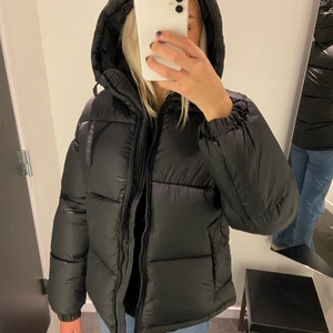 Vinterjacka  - Ass snygg vinterjacka ifrån HM i stolen M💓💓den är jätte bra skick , köptes för bara nån vecka sen . Håller värme jätte bra och väldigt skön !! Börjar budgivningen på 300 , direktris är 500🥰☺️Jag är 166