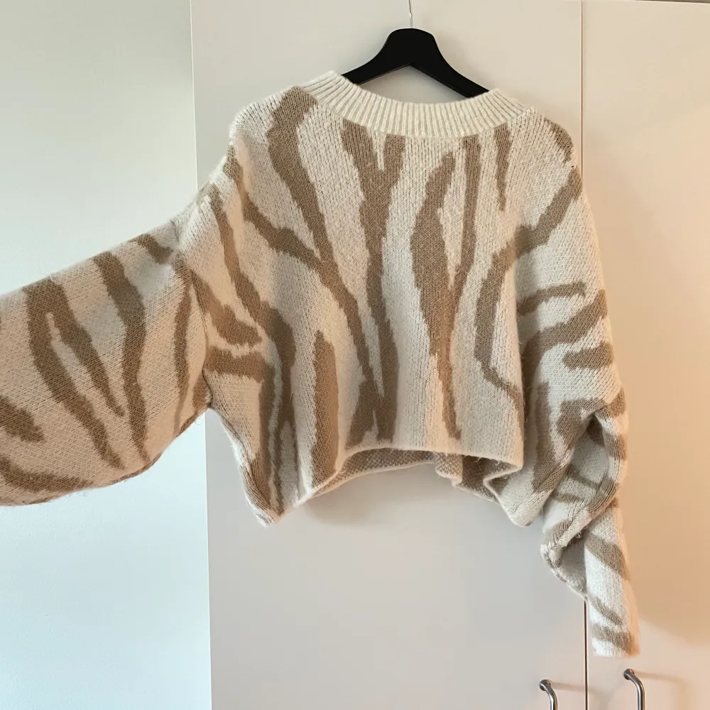 Mysig stickad tröja från Zalando, köpt på petite avdelningen men köpt i storlek 42 så den är relativt stor! 💕. Tröjor & Koftor.