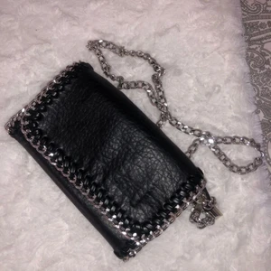 Stella McCartney liknande väska - Köpt på scroett. Ny skick! Köparen står för frakt. (Lånad bild) kontakta för egna bilder. 10kr mellan varje bud❤️