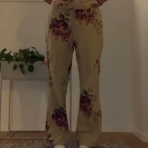Supercoola kostymbyxor i manchester - Skitsnygga kostymbyxor i manchester med blommor på, bra skick och inga defekter, väldigt sparsamt använda. Dom är lite utsvängda och sitter bra på mig som är 165 strl 34/36 dock så är dom ju inte tajta så passar absolut större strl oxå