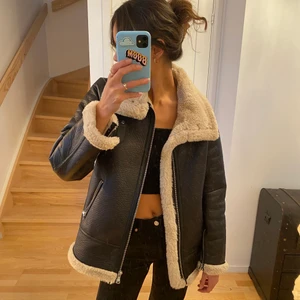 NAKD svart vinterjacka  - NAKD svart vegansk läderjacka med pälskrage i stl 36. Lurvig insida vilket gör den värmande & perfekt till vintern. Endast använd ett fåtal gånger! :)  Nypris: ca 999 kr ‼️