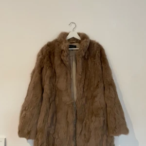 Pälsjacka  - Pälsjacka (kanin) från Hollies, endast använd en gång. 