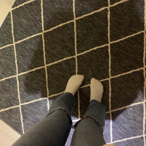 Jeans från zara  - Domma blåa jeans är från zara. Väldigt fina men passar tyvärr inte mig i midjan. Längden är parfekt och jag är ungefär 161/162. Dom har hål vid knäna och lite utsvängda ner till. Vid låren sitter dom lite tajtare. Priset kan diskuteras. Köparen står för frakt. 