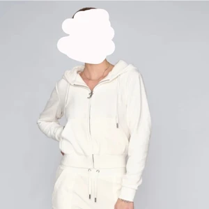 Juicy Couture Kofta - Oanvänd Juicy Couture kofta med prislapp på, storlek XS i färgen cotton rich (Vit). Ordinarie pris 1100kr säljs för 700kr. Riktigt snygg!💗