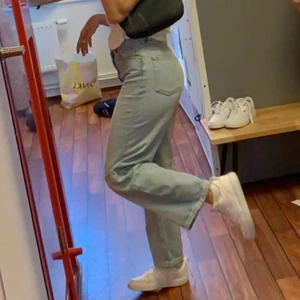 Jeans, från monki, i storlek 24 - Max använda 2 gånger för att de inte riktigt var min smak, passar mig i längden som är runt 160. Frakt står köparen för💓 köpta för 399.