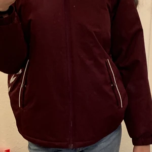 hummel jacka  - Ännu en hummel jacka till salu❕denna är i vin röd/lila den är i storlek 152 men är lite mer oversize den är perfekt inför vintern och passar till allt 💗 denna är också köpt i Danmark för 1200kr💗 den är som ny! Den har små silvriga detaljer på💗💗