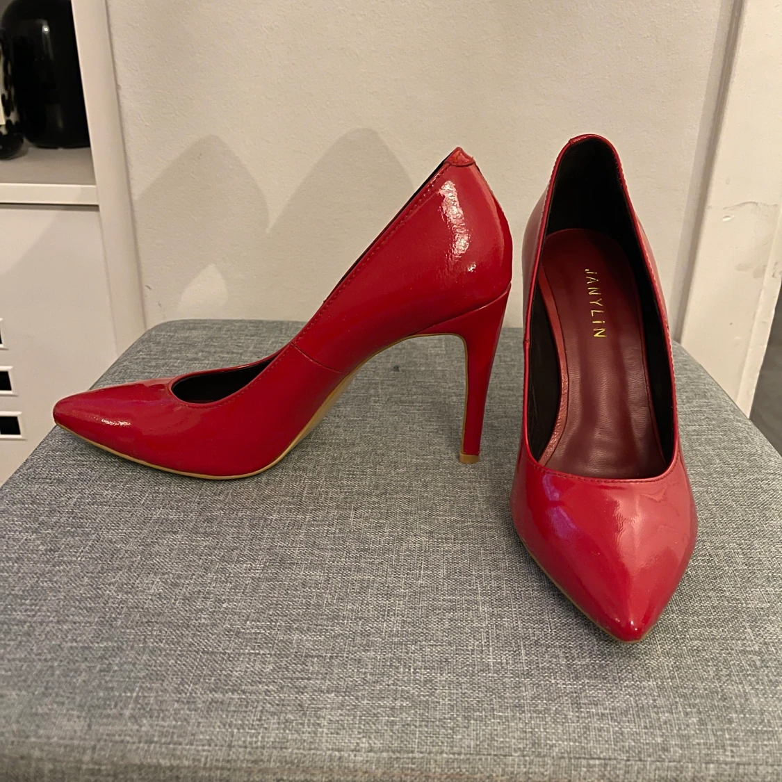 Röda pumps i lack