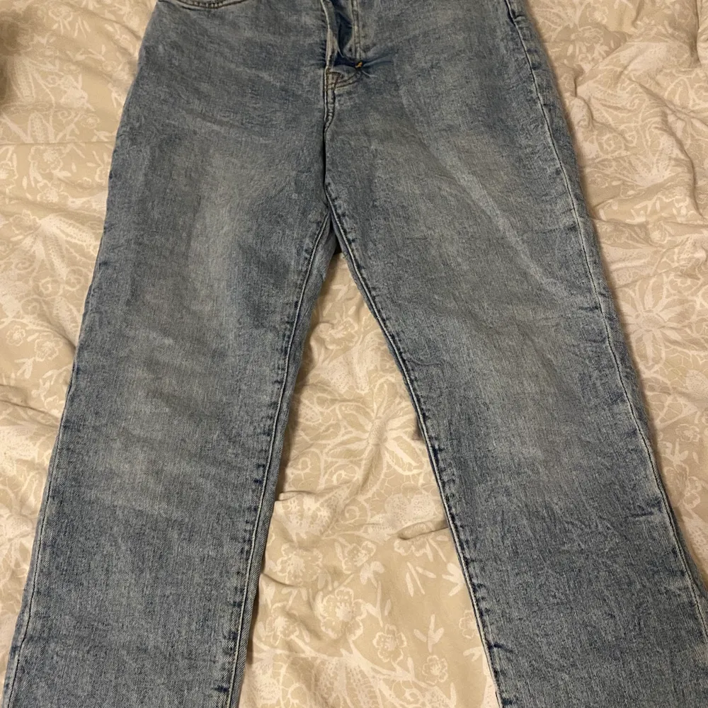 Galet snygga mom jeans med perfekt passform och djupa fickor! 💙. Jeans & Byxor.