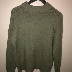 Tröja - Säljer denna gröna stickade tröja! Den är lite ljusare grön än vad den ser ut på bilden💚 Storlek M 