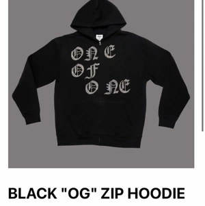One of one hoodie - Nypris 1500kr.Köpt för ca 1,5 månad sedan & använd ca 10 gånger. Säljer då den helt enkelt inte kommer till användning. (Frakten ingår i priset) Tröjan blir billigare om man kan mötas upp! Pris kan diskuteras & sänkas vid snabb affär!