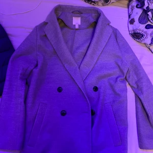 Kappa grå - Jötte fin osliten kappa från Hm. Säljer för att den inte kommer till användning. ❤️