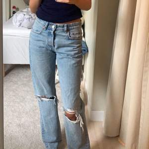Säljer dessa snygga jeans från Zara med slitningar på knäna. Säljer pga använder inte och de är i ny skick. 😌