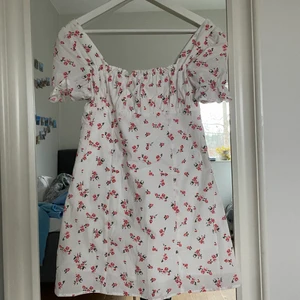 Blommig klänning - Blommig klänning från Shekou woman, aldrig använd🌸