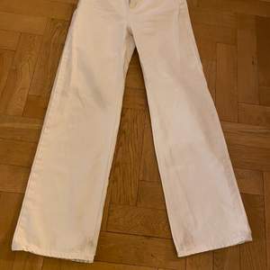 Snygga vita jeans i storlek 34 från HM, vida ben.
