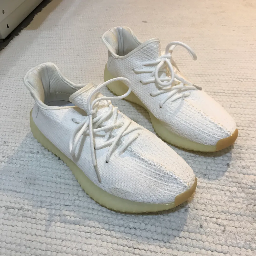 Original! - Storlek 42, i princip oanvända . Adidas Yeezy Boost 350 V2 Triple White Marathon Running Shoes/Sneakers CP9366. Snyggaste sneakern ever! Tyvärr ingen kartong kvar. - Adidas Boost 350 V2 