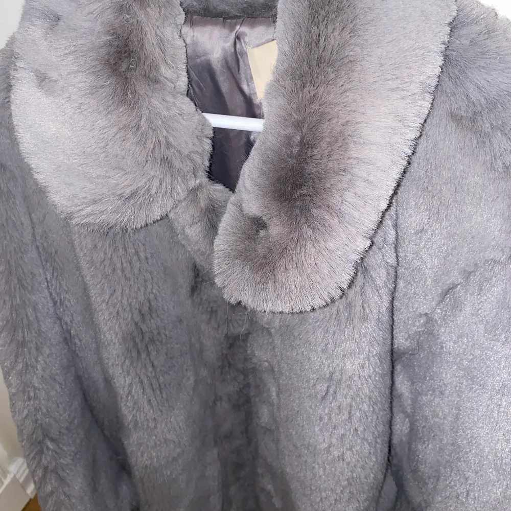 H&M faux fur coat i grå. Jackor.